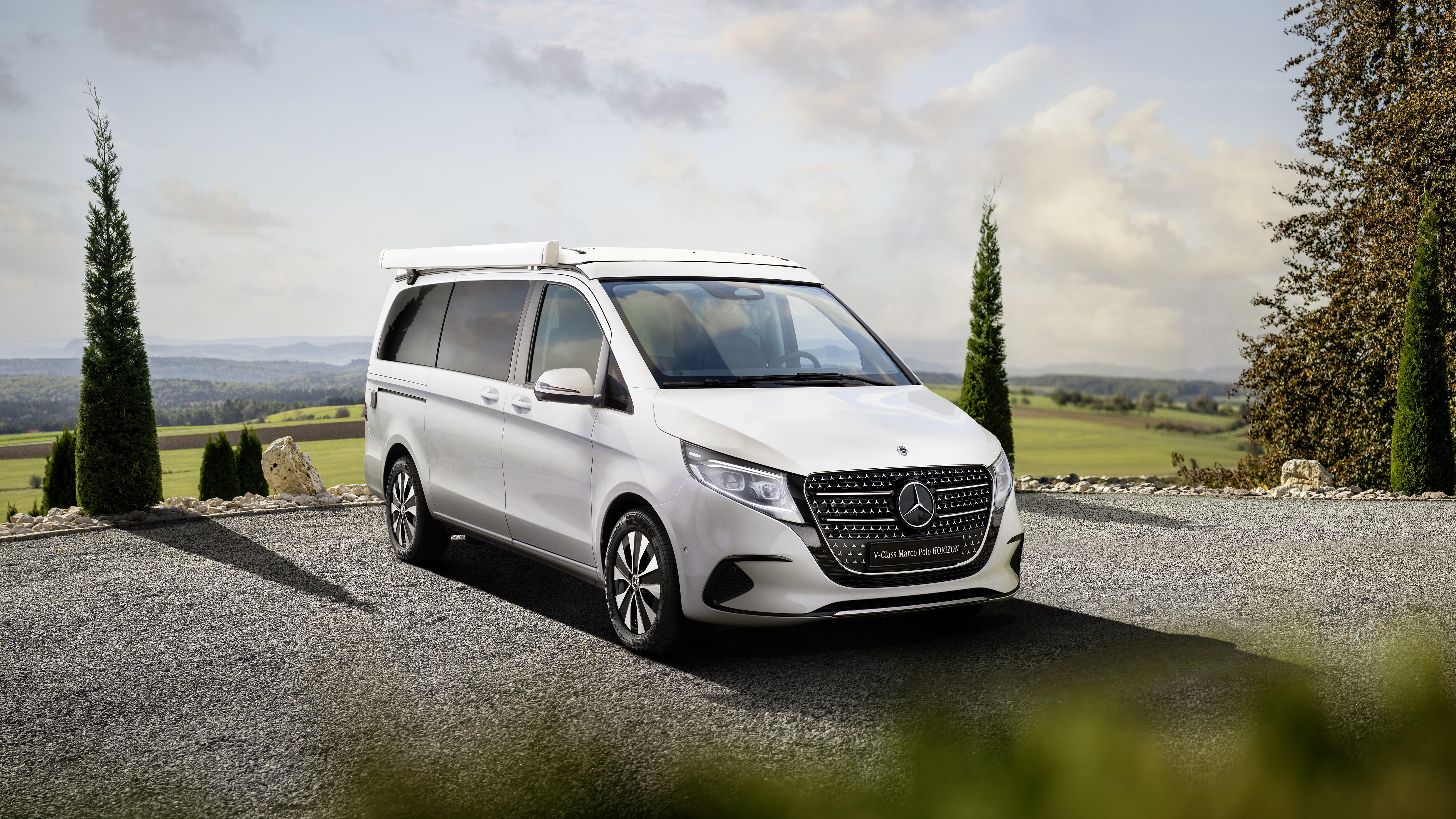 Van- und Camper-Modelle | Mercedes-Benz Vans. Der Mercedes‑Benz Marco Polo HORIZON mparkt in einer Outdoor-Abenteuerkulisse.