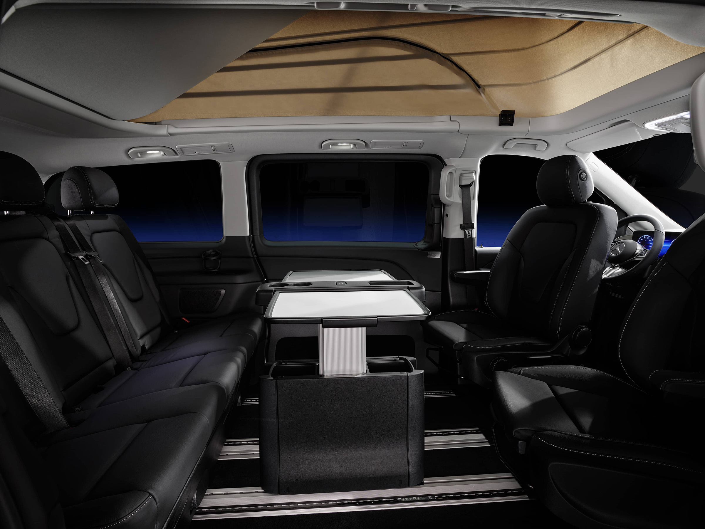 Marco Polo HORIZON World | Mercedes-Benz Innenraum des Mercedes-Benz Marco Polo HORIZON mit Tisch, Aufstelldach und flexiblem Wohnbereich.