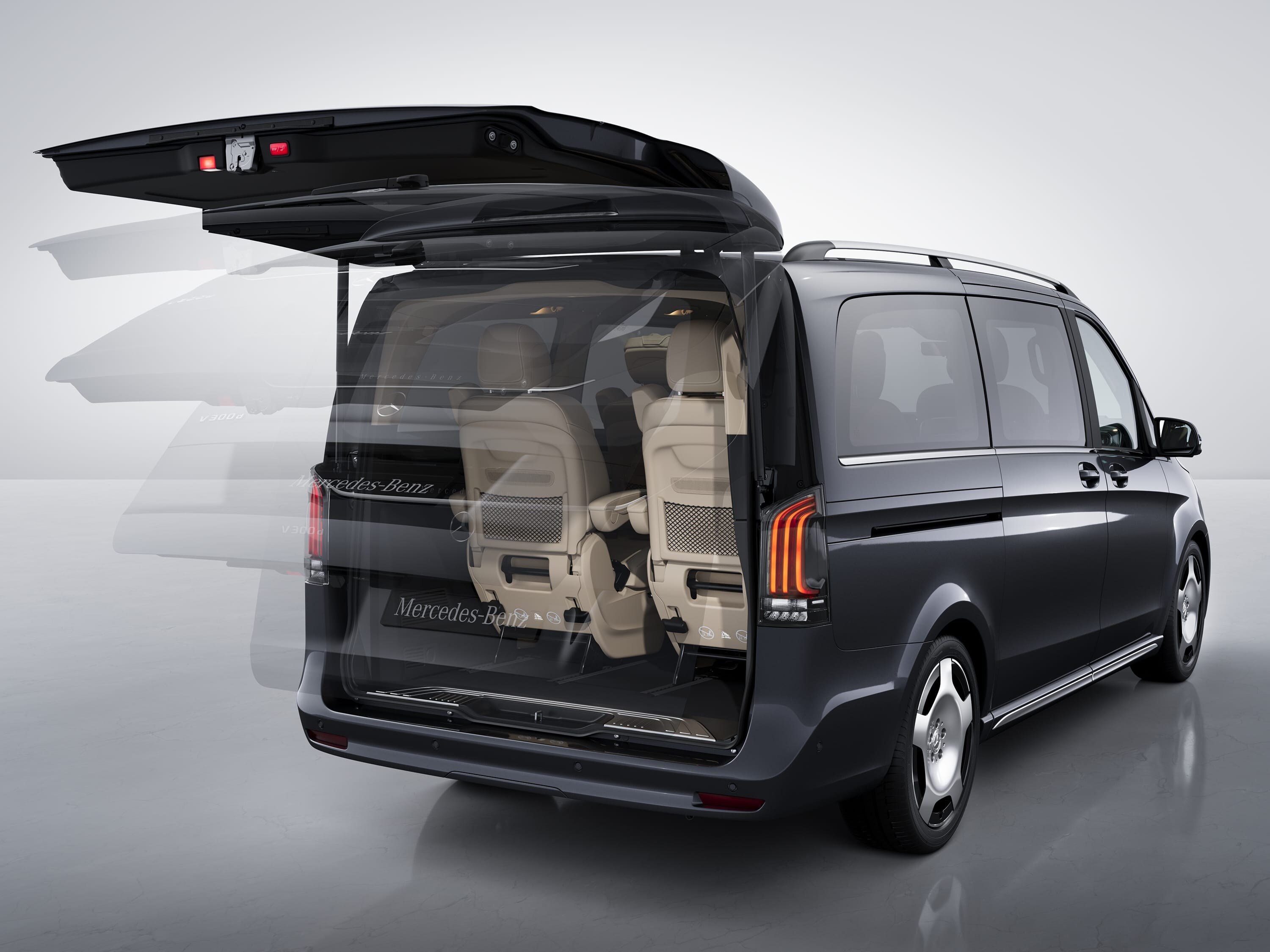Die Mercedes-Benz Marco Polo Heckklappe mit EASY-PACK Paket während der Öffnung.