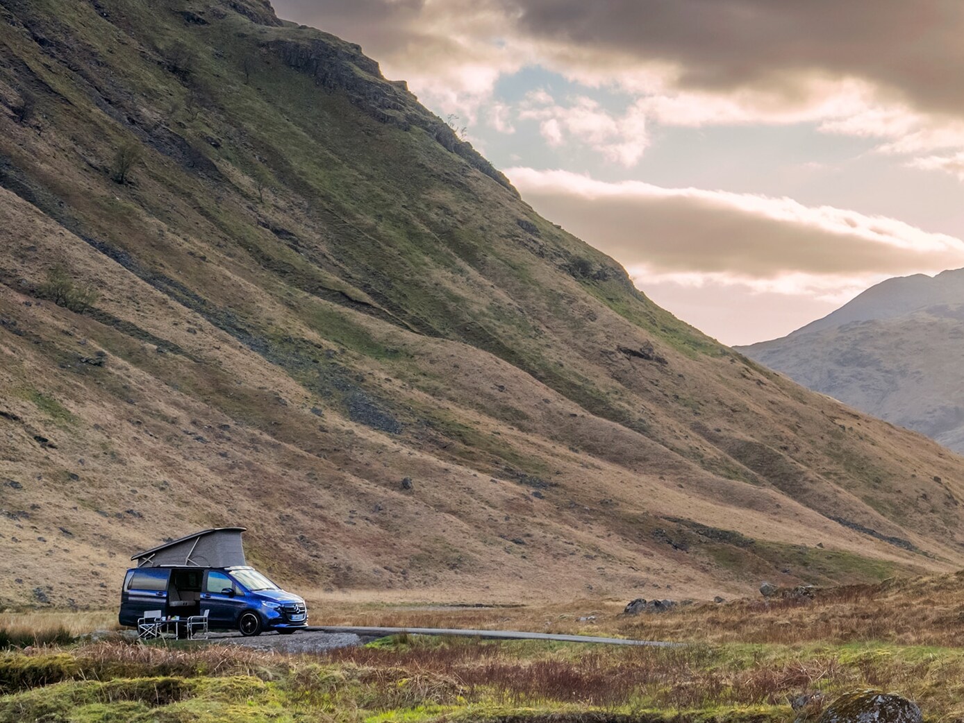 Ein Mercedes‑Benz Marco Polo-Wohnmobil in einer beeindruckenden Berglandschaft, das die Freiheit des „Vanlife“ verkörpert.