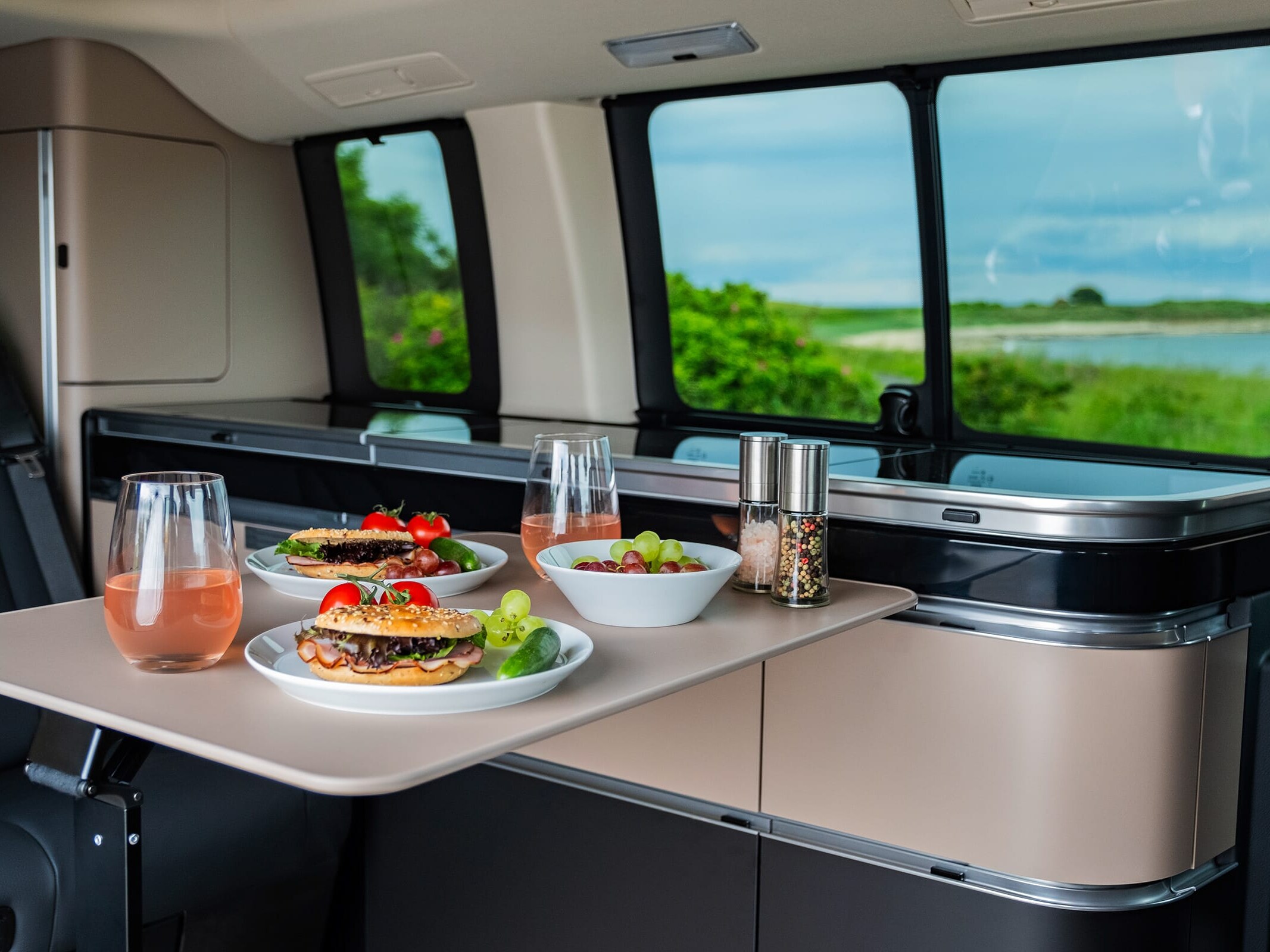 Mercedes-Benz Marco Polo Reisemobilküche mit integriertem Gasherd und Spüle für komfortables Kochen unterwegs.