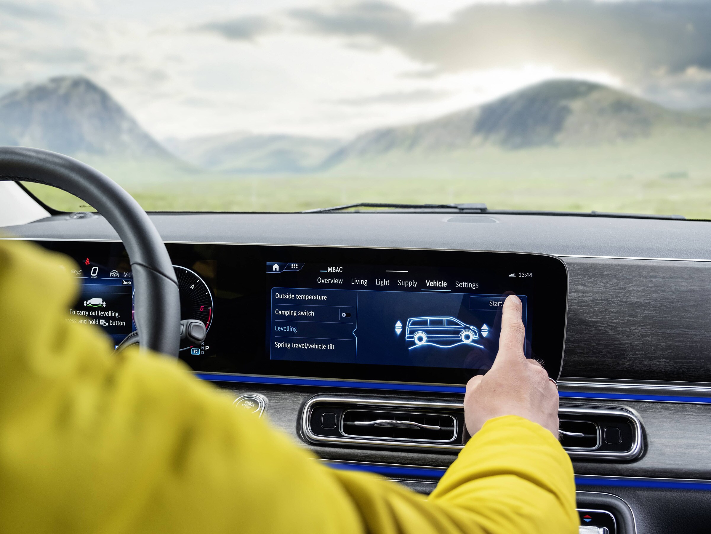 Eine Person im Cockpit eines Mercedes-Benz Fahrzeugs tippt auf den Touchscreen.