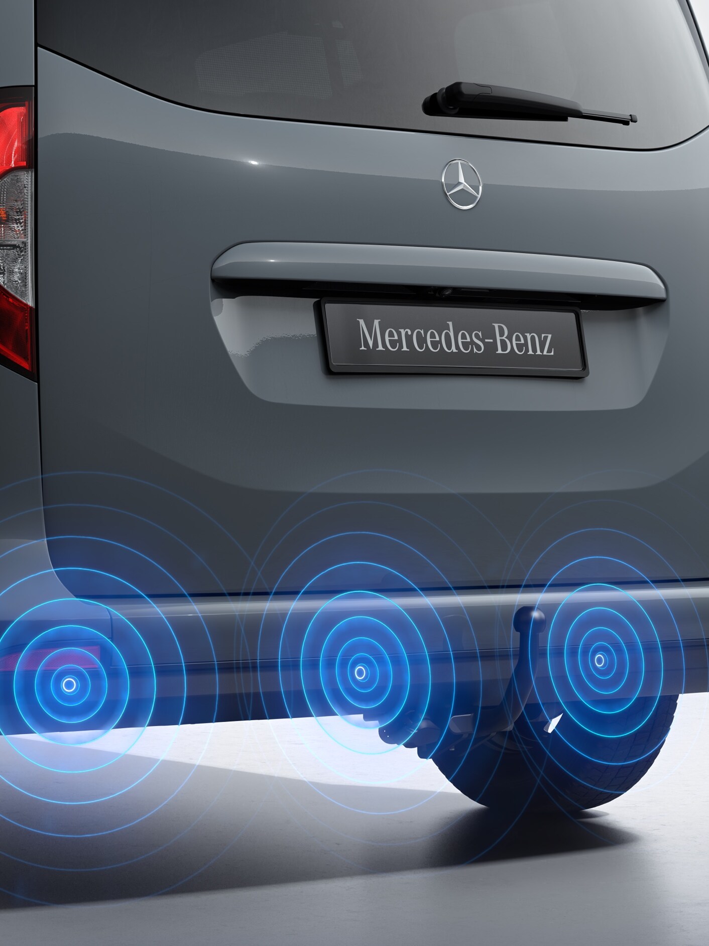 Schematische Darstellung mit Kreisen von Fahrassistenz-Systemen anhand der Rückseite der T-Klasse.