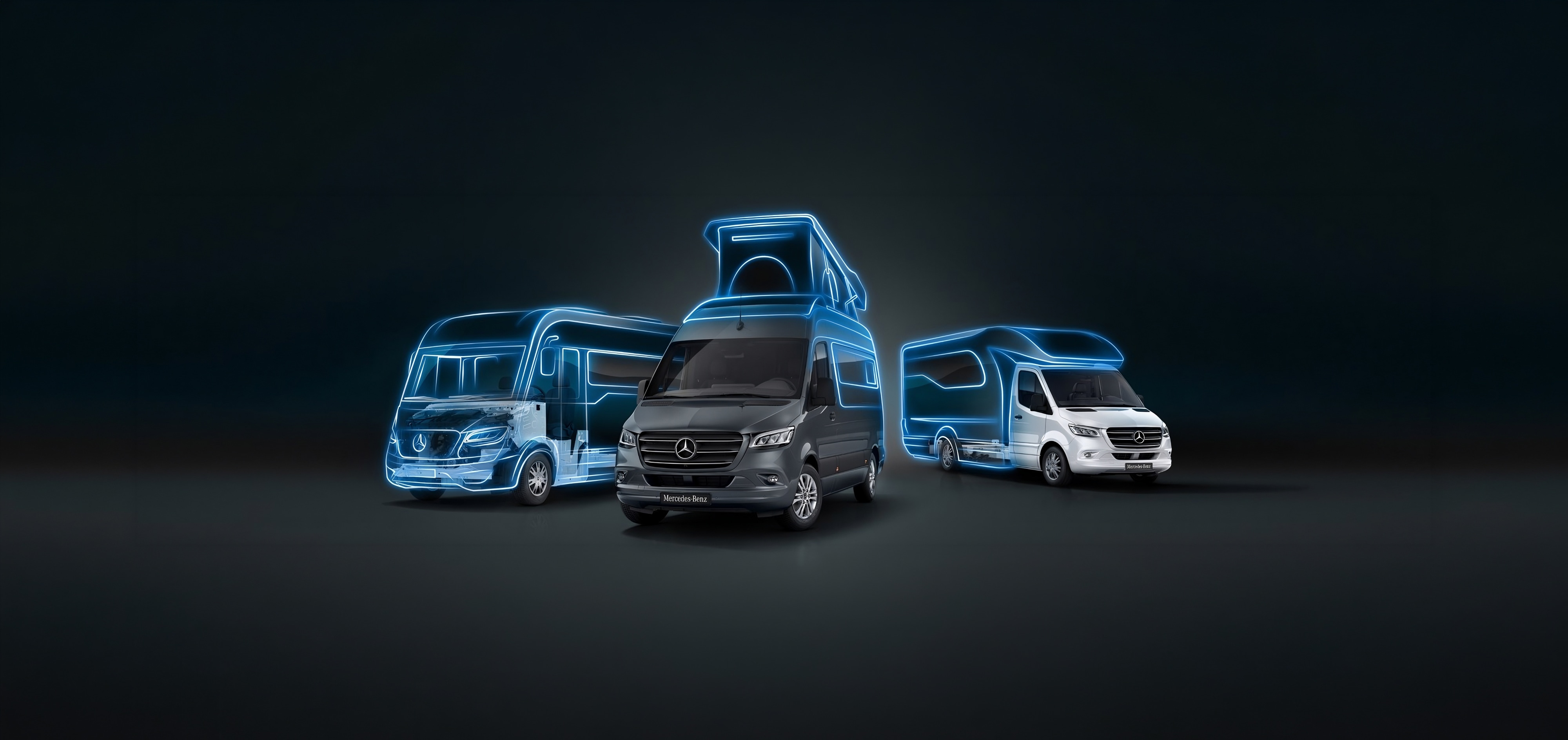 Sprinter Wohn- & Reisemobile | Mercedes-Benz Verschiedene Sprinter von Mercedes-Benz mit unterschiedlichen Aufbauten vor schwarzem Grund.