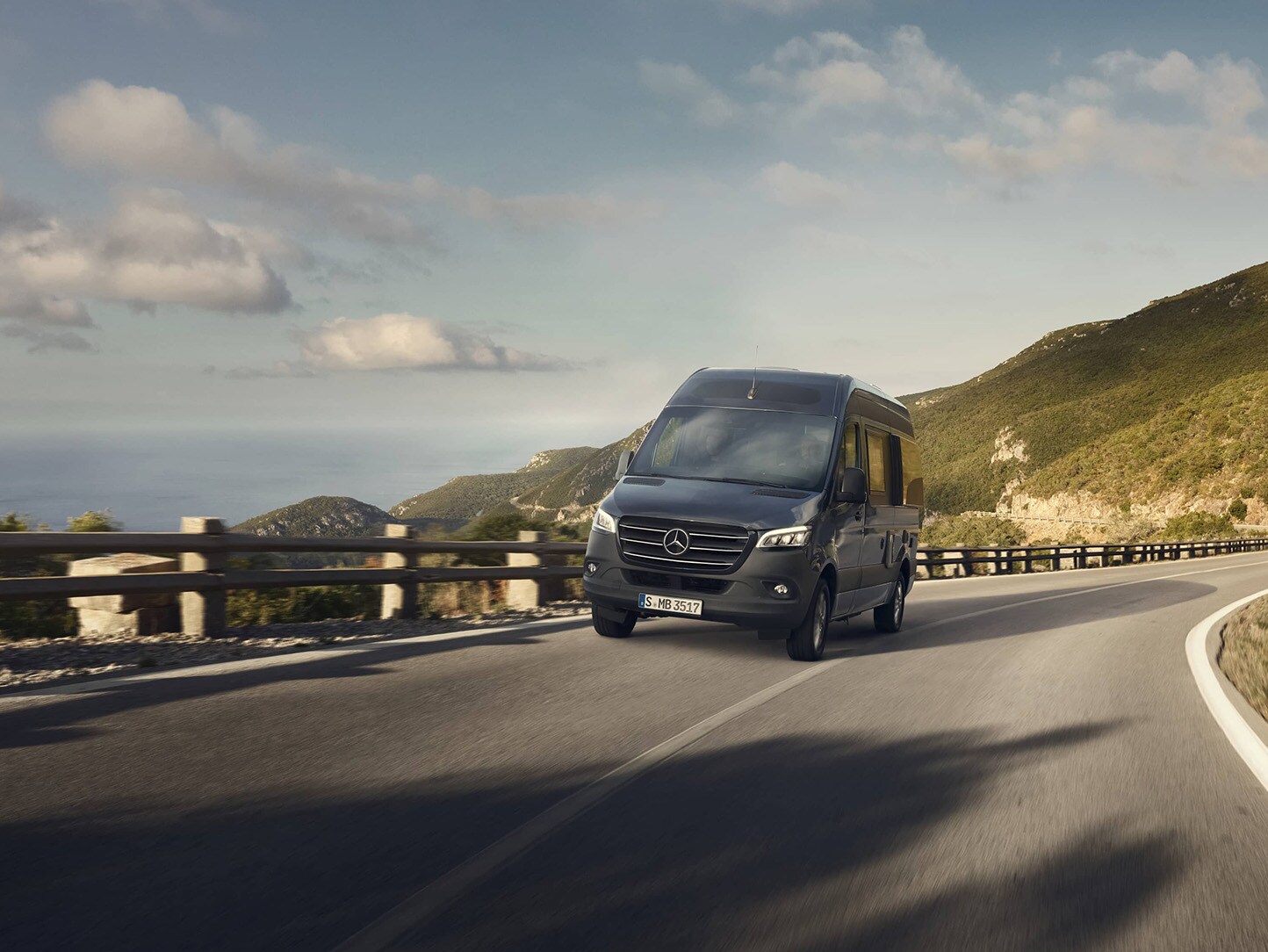 Ein Mercedes-Benz Sprinter Wohnmobil unterwegs auf einer Autobahn mit erstklassigem Komfort.