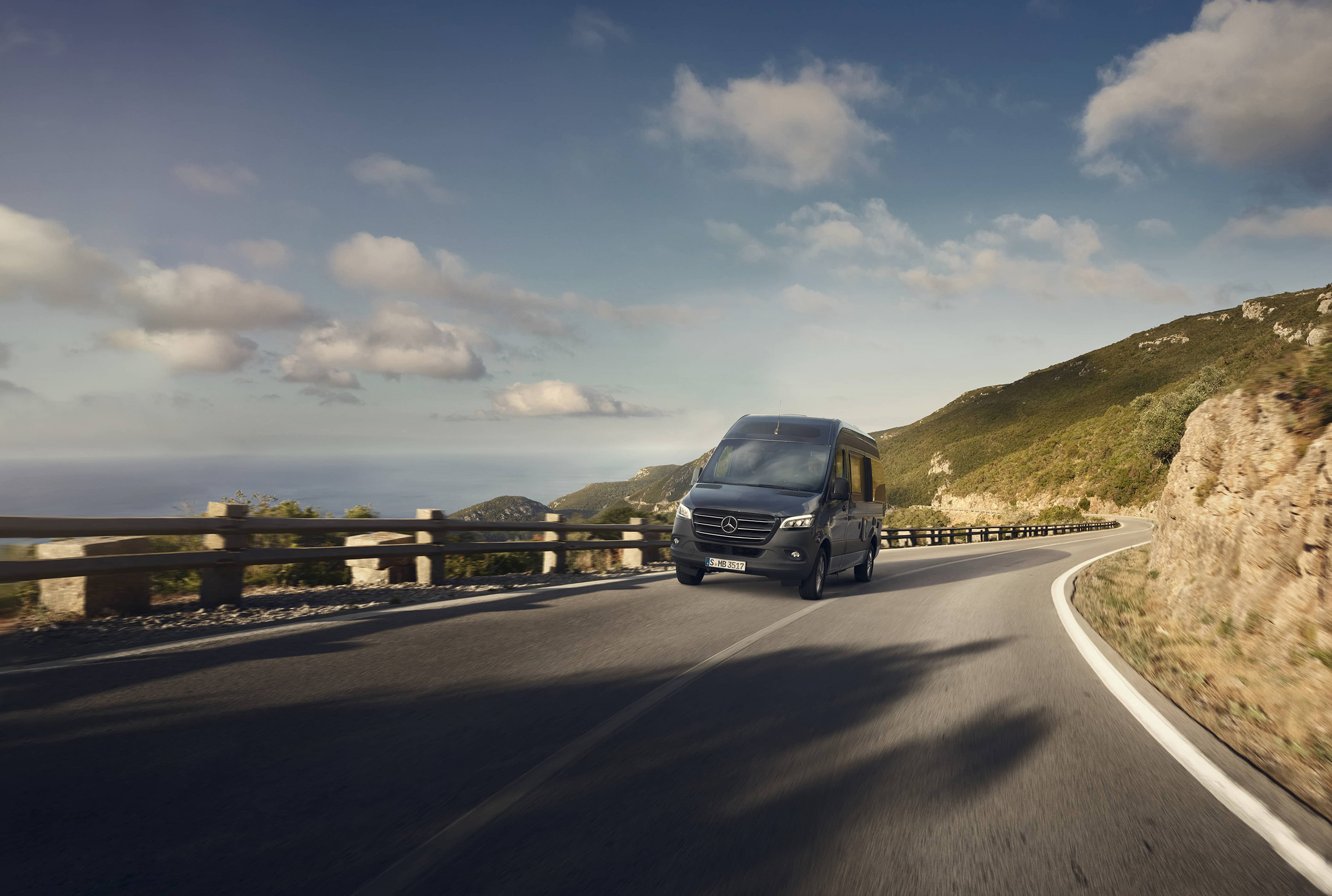 Sprinter Wohn- & Reisemobile | Mercedes-Benz Ein Mercedes-Benz Sprinter Wohnmobil unterwegs auf einer Autobahn mit erstklassigem Komfort.