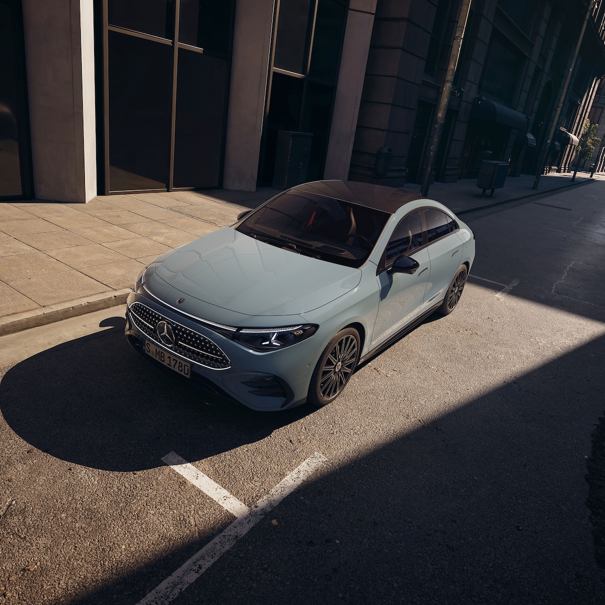 Vorder-Seitenansicht (aus leicht erhöhter Perspektive aufgrund des Panoramadachs) des Mercedes-Benz CLA C178 mit AMG Line Plus.