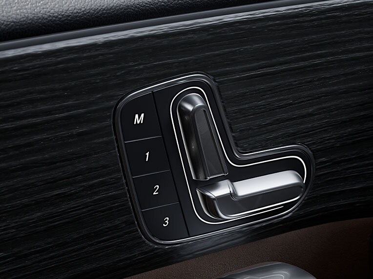 Elektrisch verstellbarer Fahrersitz mit Memory-Funktion im Mercedes-Benz CLA Coupé.