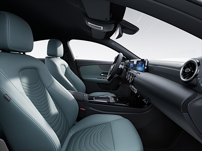 Das Mercedes-Benz CLA Coupé mit der Ausstattungslinie Progressive im Fahrzeuginnenraum.