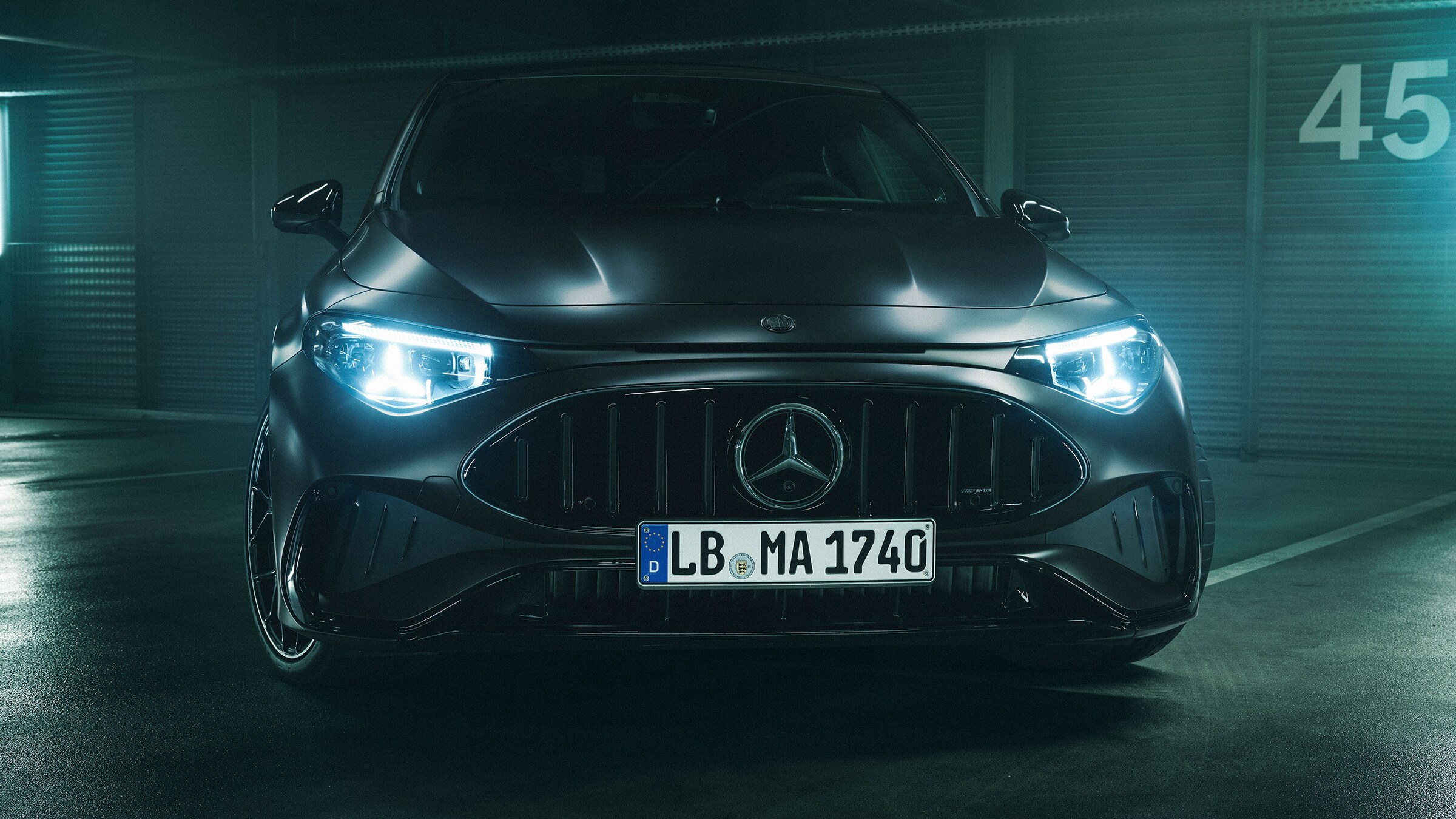 Der neue Mercedes-AMG CLA 45 4MATIC+ in einem Parkhaus stehend.