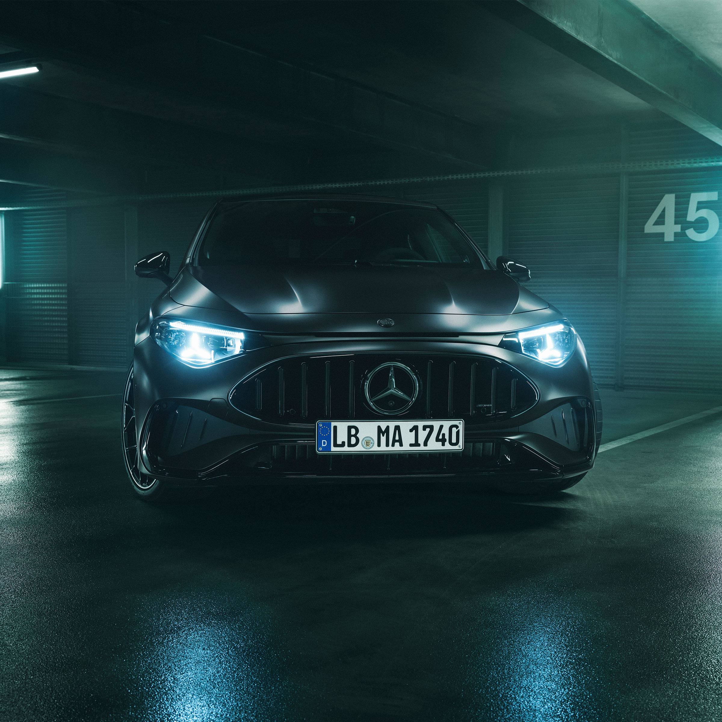Der neue Mercedes-AMG CLA 45 4MATIC+ in einem Parkhaus stehend.