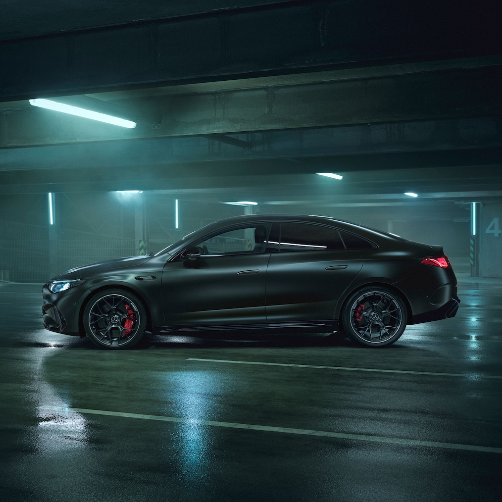 Die Lackierung MANUFAKTUR Graphitgrau Magno des komplett neuen elektrischen Mercedes-AMG CLA 45 4MATIC+.