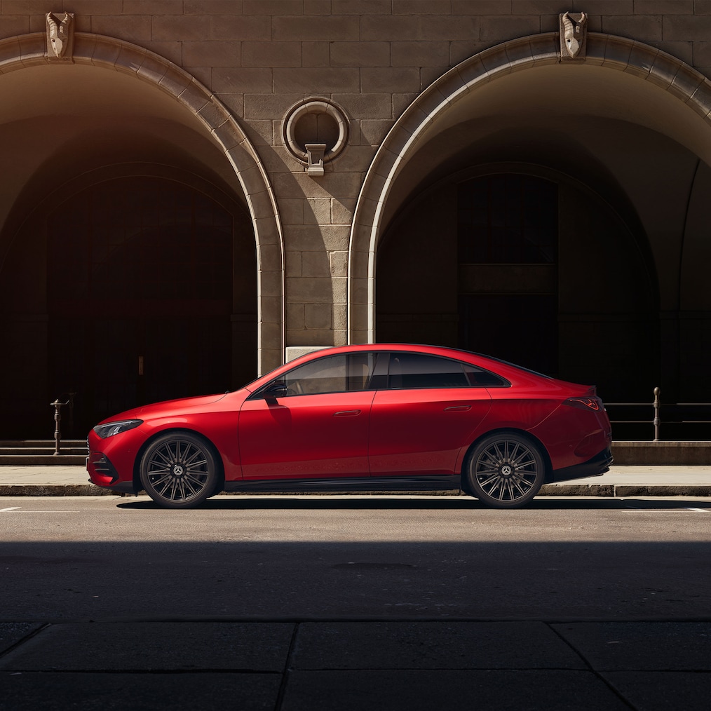 Vorder-Seitenansicht des Mercedes-Benz CLA C174 aus leicht erhöhter Perspektive, bei der das Panoramadach sichtbar ist.