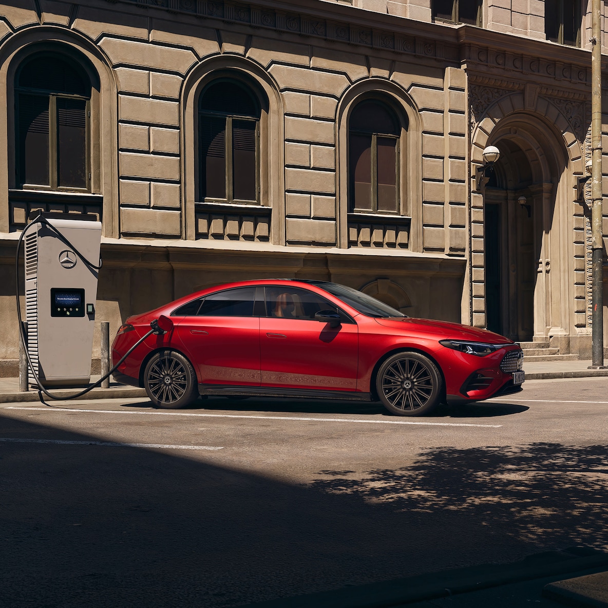 Seitenansicht des Mercedes-Benz CLA C174 an einer Ladestation.