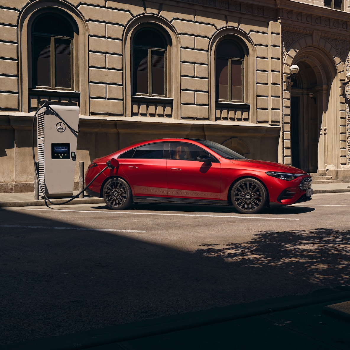 Seitenansicht des Mercedes-Benz CLA C174 an einer Ladestation.