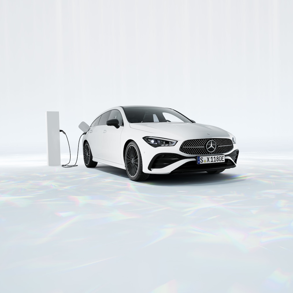 Blick auf einen Mercedes-Benz CLA 250 e Shooting Brake mit EQ-Hybridtechnologie an einer Ladestation.