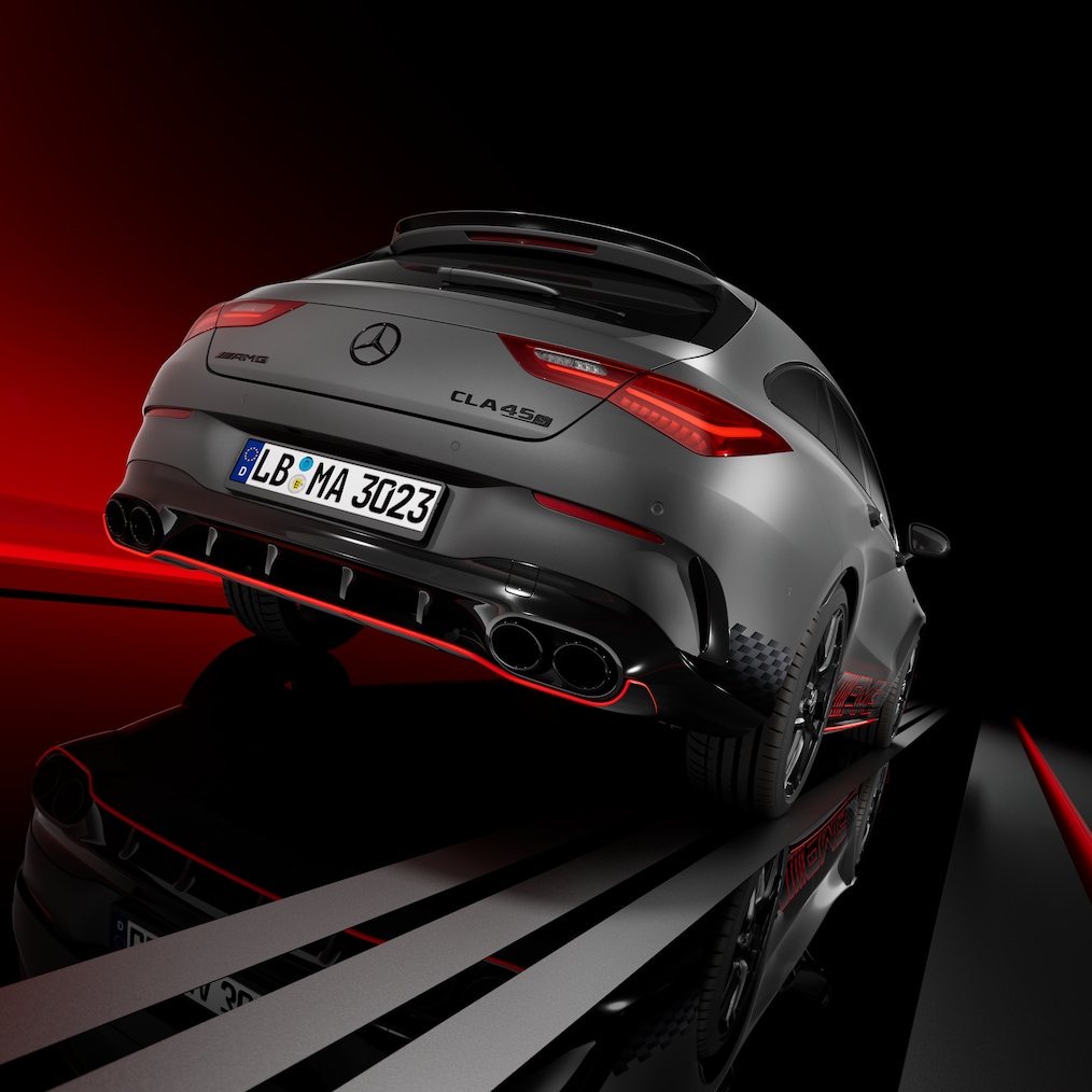 Seitenansicht eines Mercedes-AMG CLA 45 S 4MATIC+ Shooting Brake von vorne und hinten.