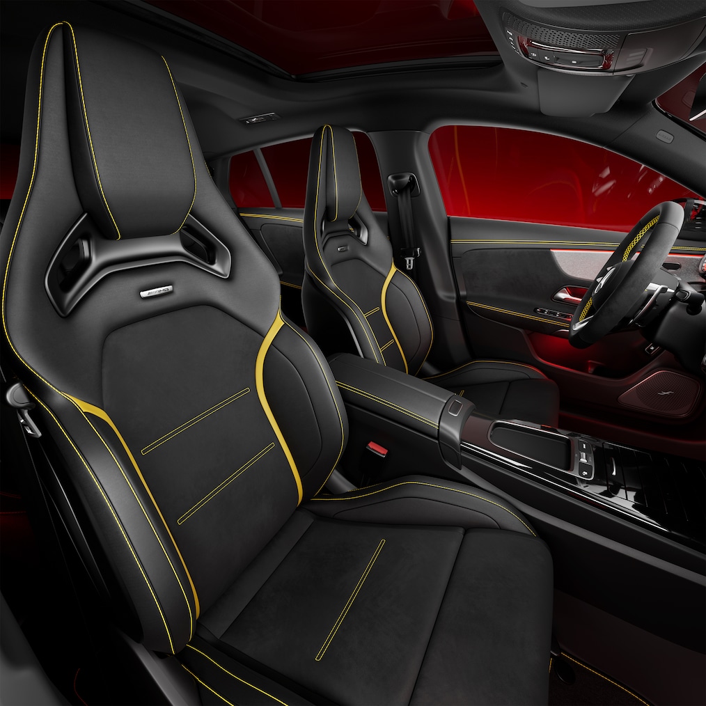 Innenraum des Mercedes-AMG CLA Shooting Brake mit AMG Performance Sitzen und AMG Performance Lenkrad.