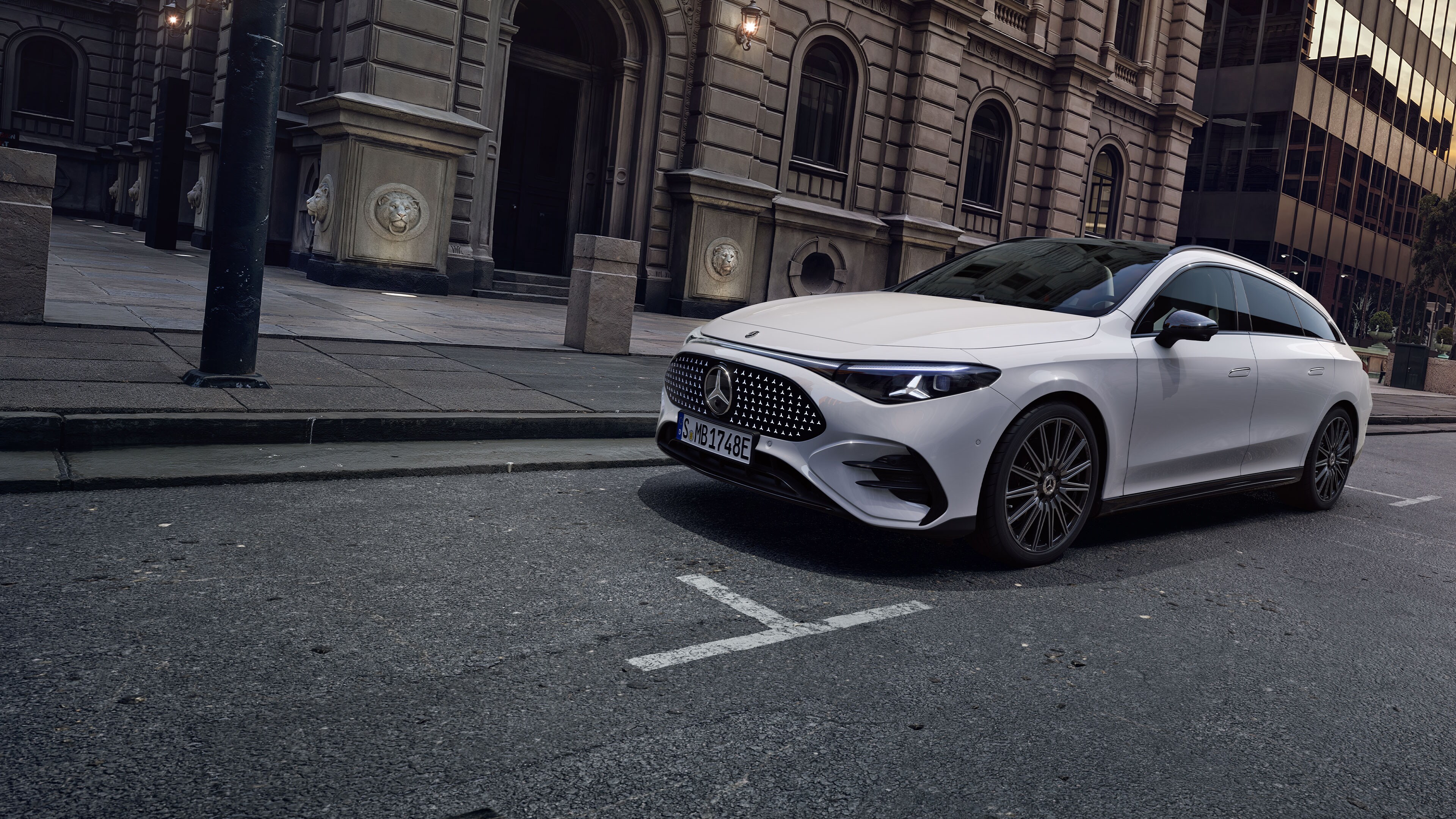 Der neue vollelektrische CLA Shooting Brake von Mercedes-Benz an einer Wallbox parkend.