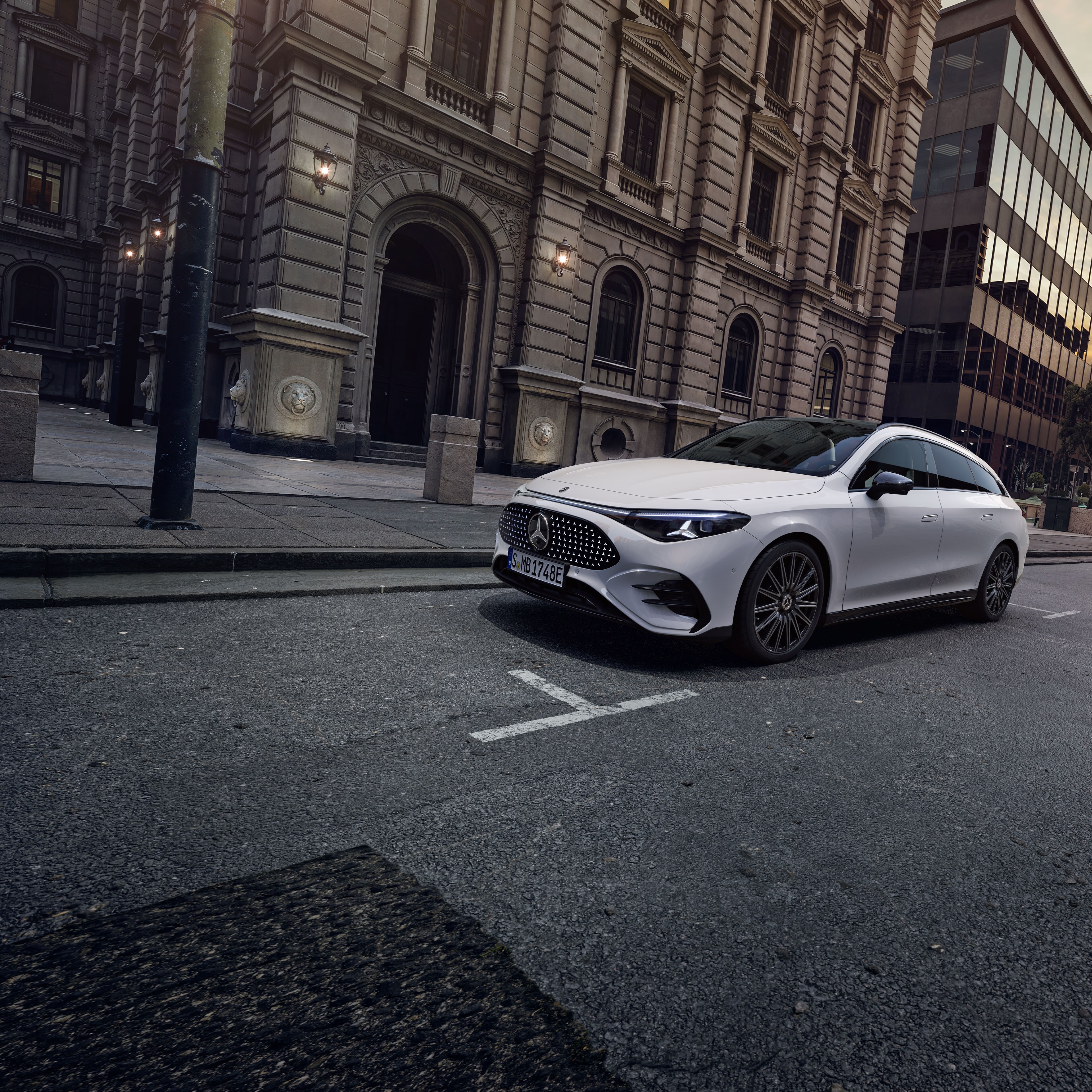 Der neue vollelektrische CLA Shooting Brake von Mercedes-Benz an einer Wallbox parkend.