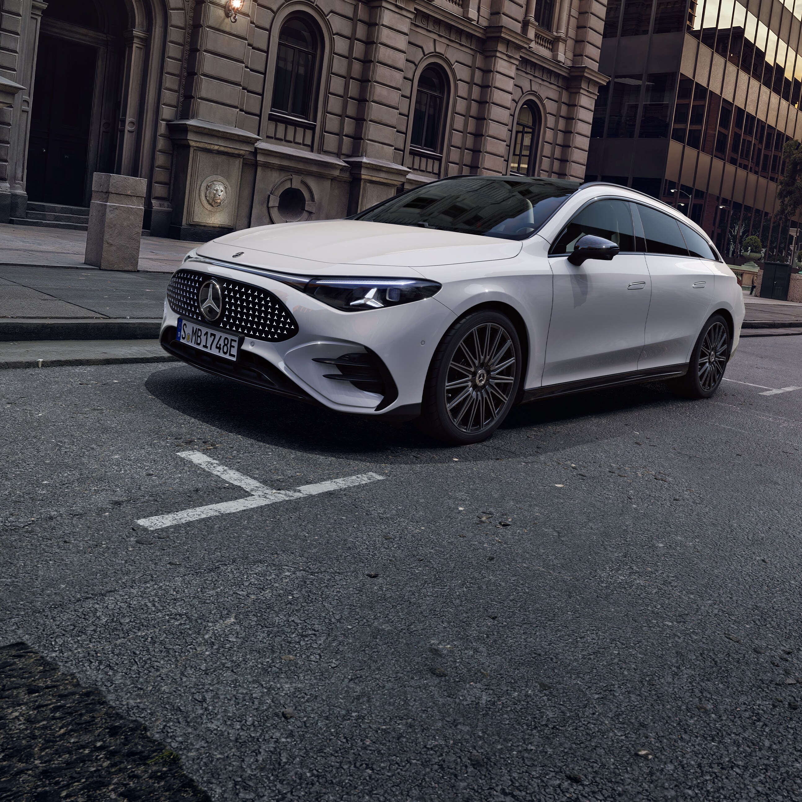 Ein weißer, vollelektrischer CLA Shooting Brake vor einer detailreichen Fassade.