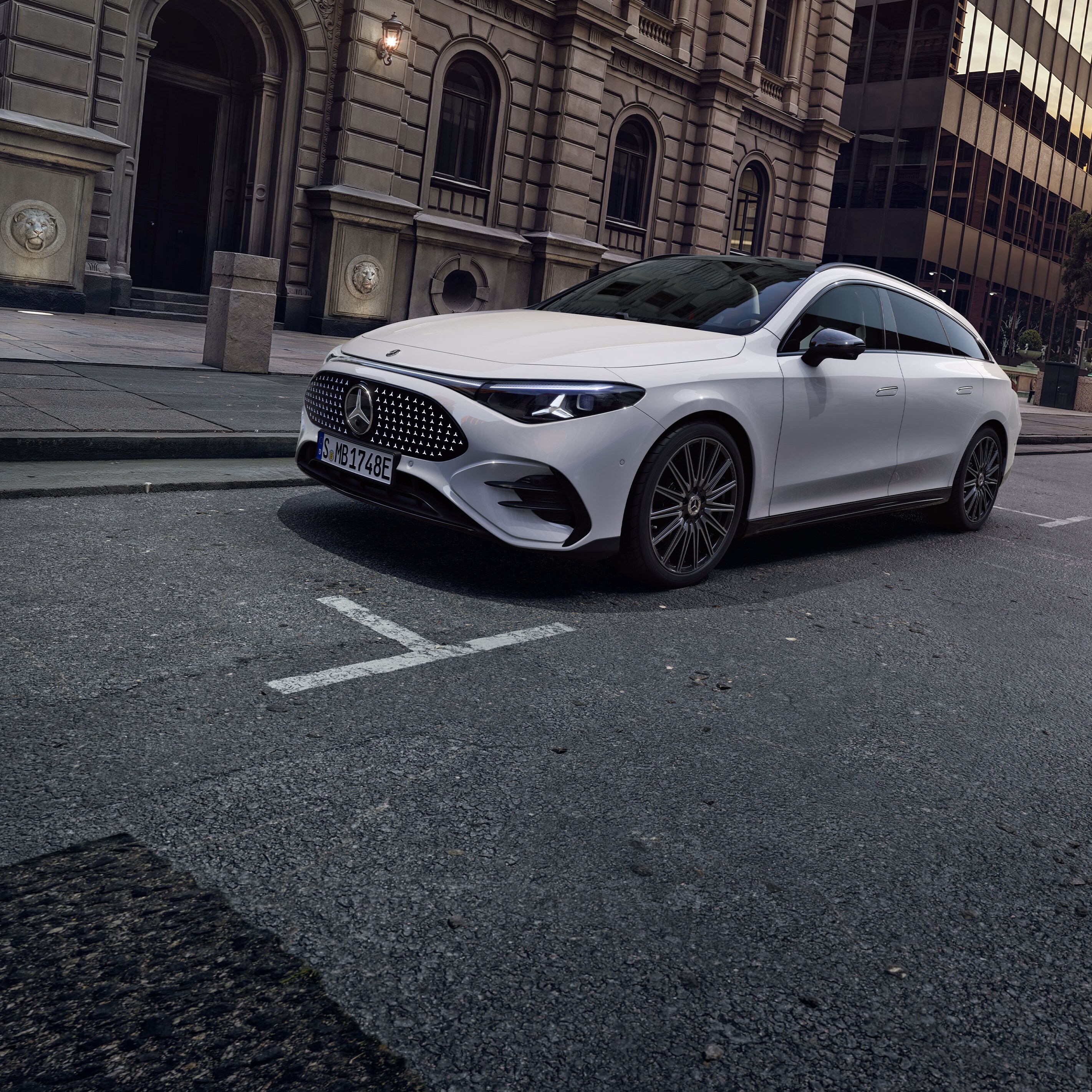 Ein weißer, vollelektrischer CLA Shooting Brake vor einer detailreichen Fassade.