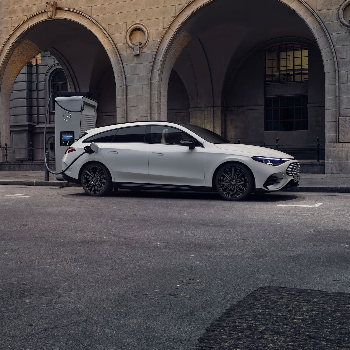 Der elektrische CLA Shooting Brake mit EQ Technologie an einer Ladestation.