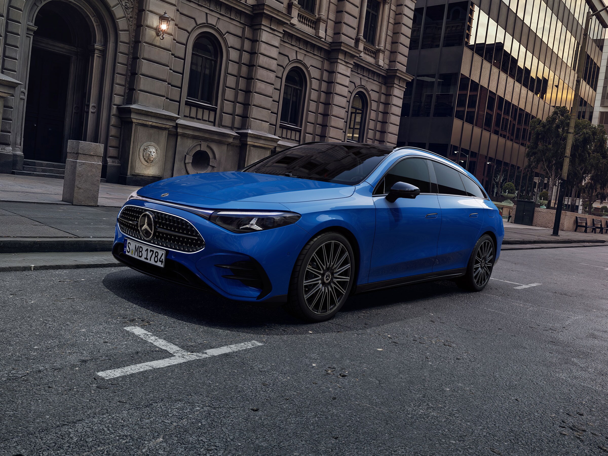 Ein strahlend blauer CLA Shooting Brake steht auf einer als Parkplatz gekennzeichneten Stelle.