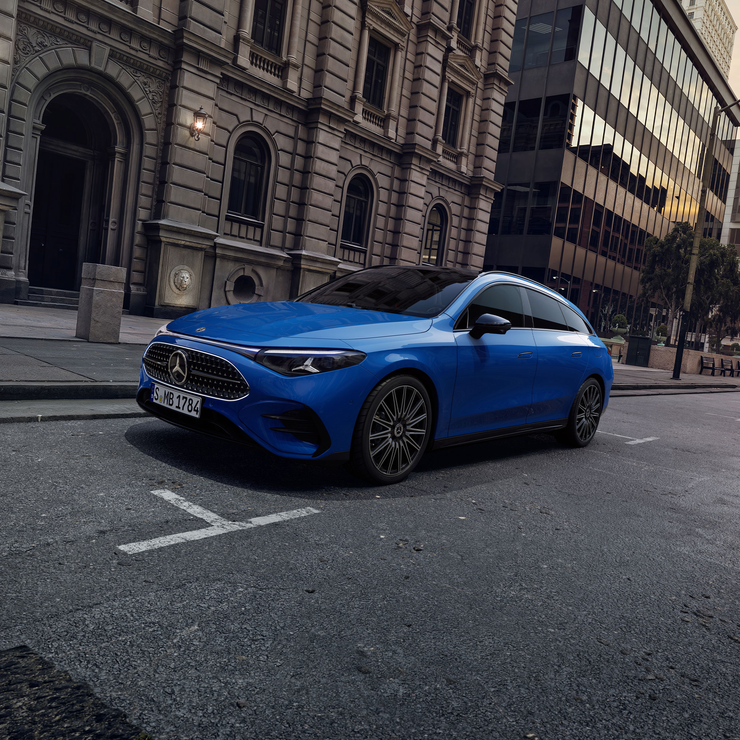 Store | Mercedes-Benz. Ein strahlend blauer CLA Shooting Brake steht auf einer als Parkplatz gekennzeichneten Stelle.