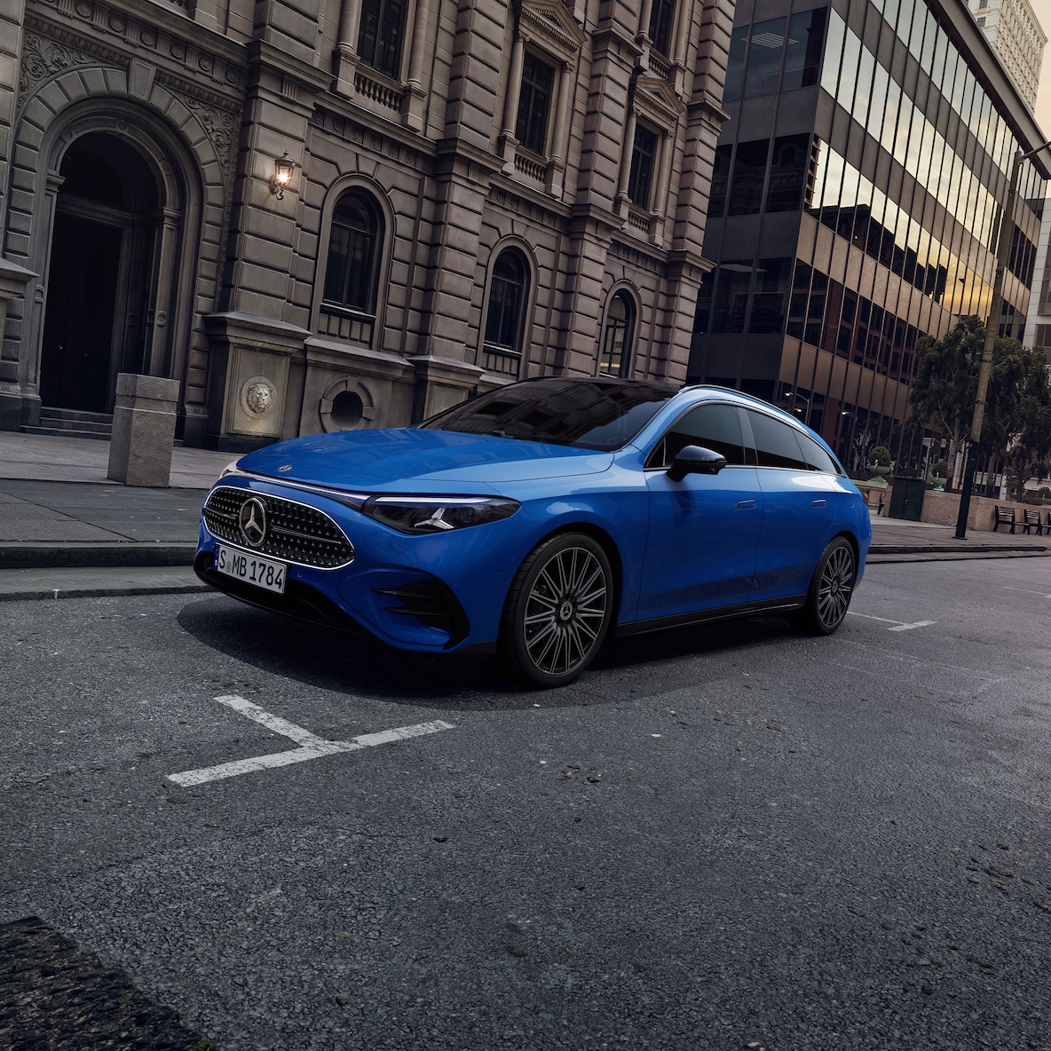 Rückseitige Seitenansicht des neuen Mercedes-Benz CLA Shooting Brake X178 mit AMG Line Plus.