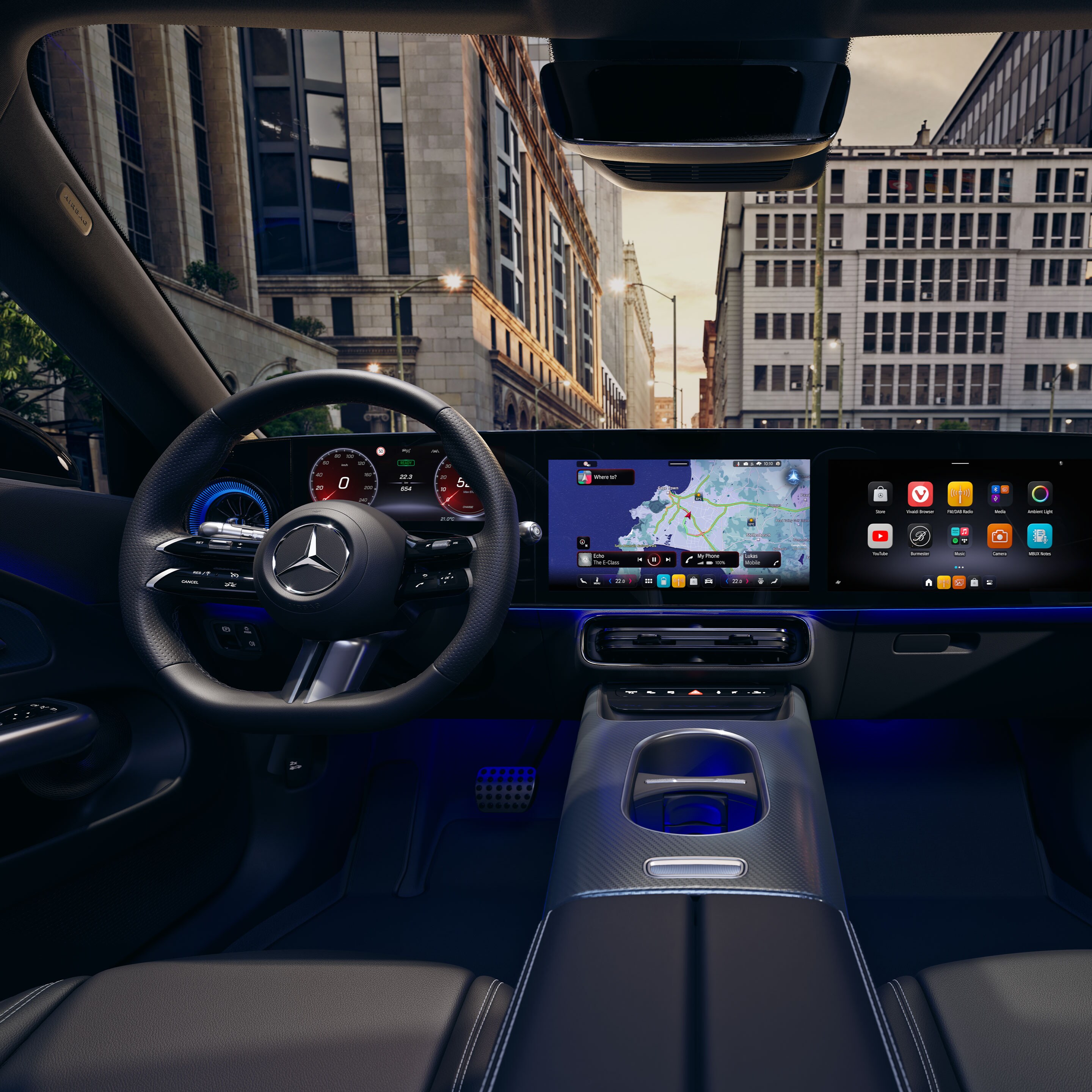 Interieor des neuen CLA Shooting Brake mit Blick auf das Cockpit. Im Hintegrund sind Häuser zu sehen.