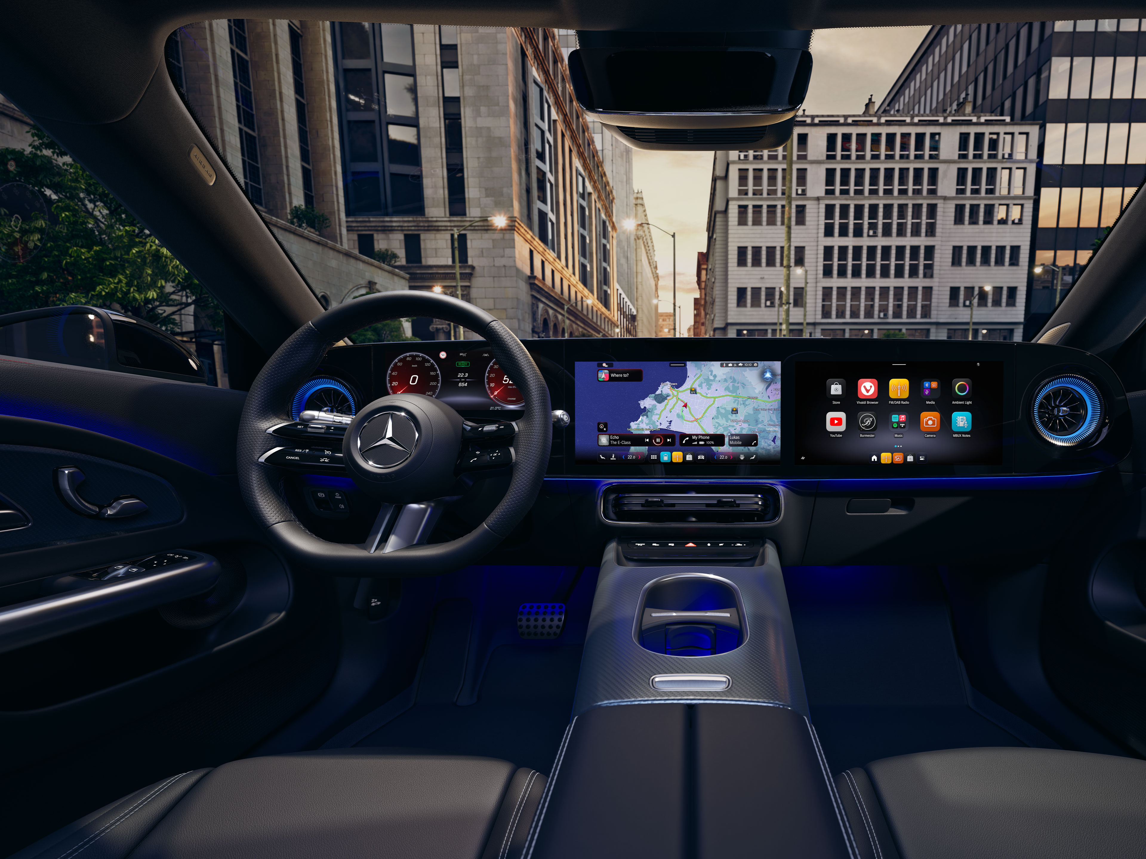 Interior highlights | CLA Shooting Brake | Mercedes-Benz Interieor des neuen CLA Shooting Brake mit Blick auf das Cockpit. Im Hintegrund sind Häuser zu sehen.