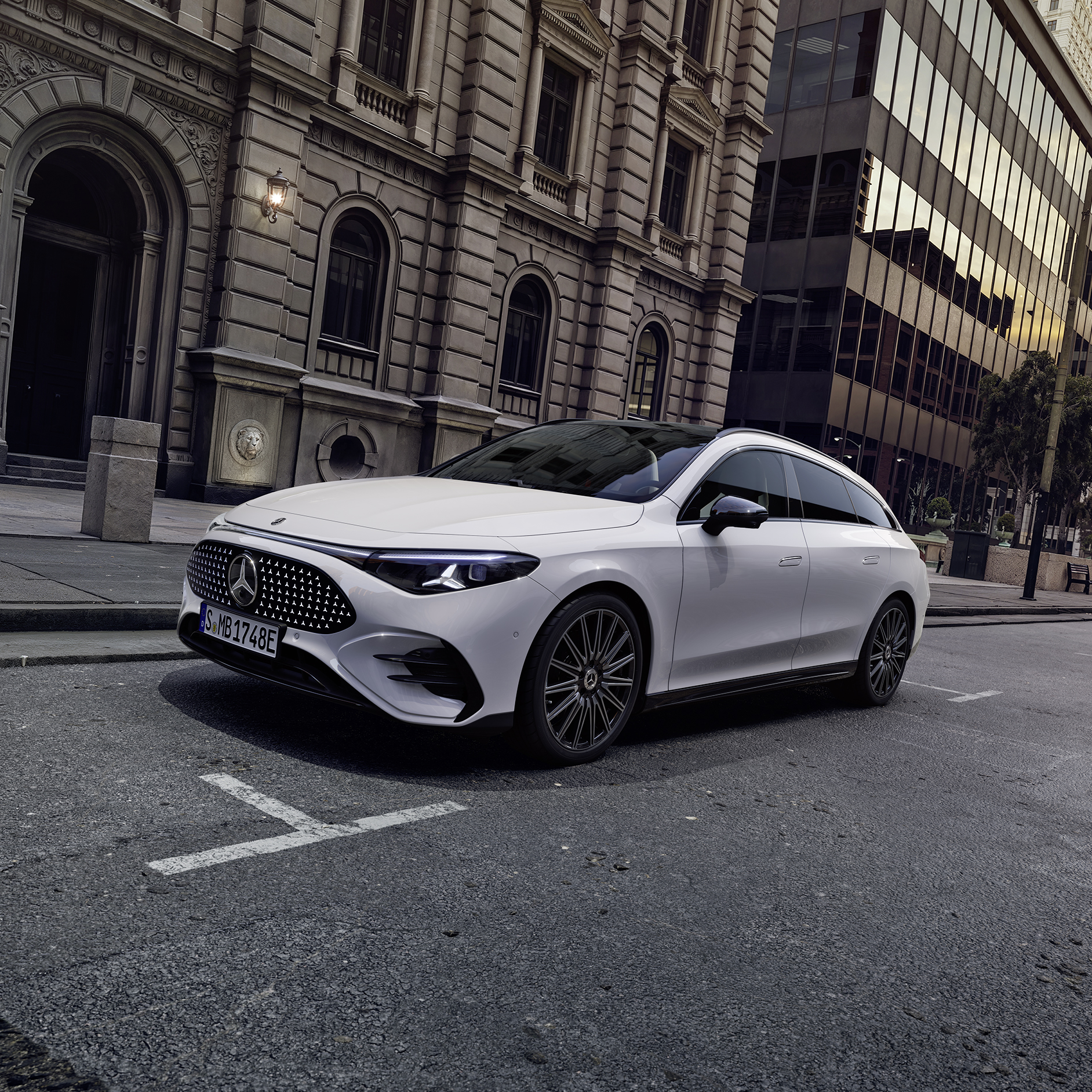 CLA Shooting Brake | Mercedes-Benz. Ein weißer CLA Shooting Brake mit EQ-Technologie auf einem als Parkplatz gekennzeichneten Platz.