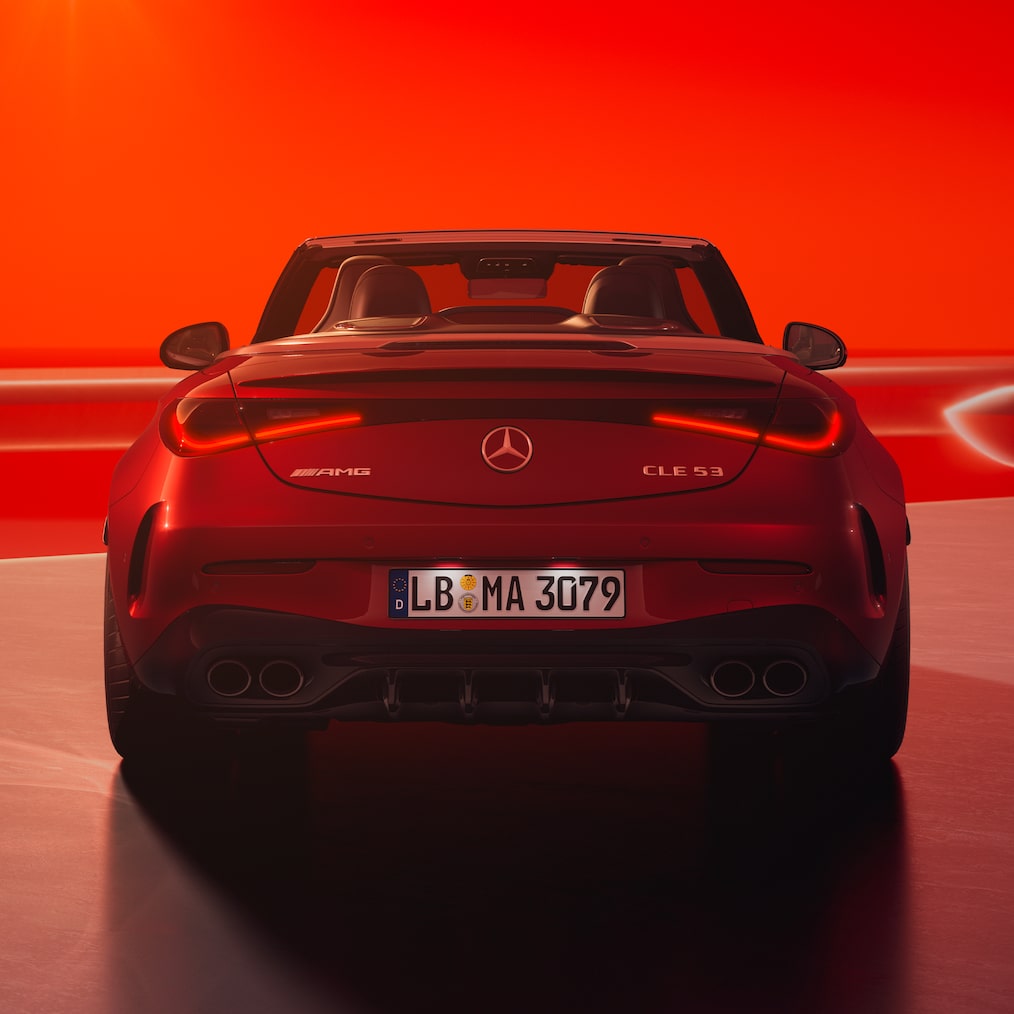 Frontale Heckansicht des Mercedes-AMG CLE 53 4MATIC+ Cabriolets.