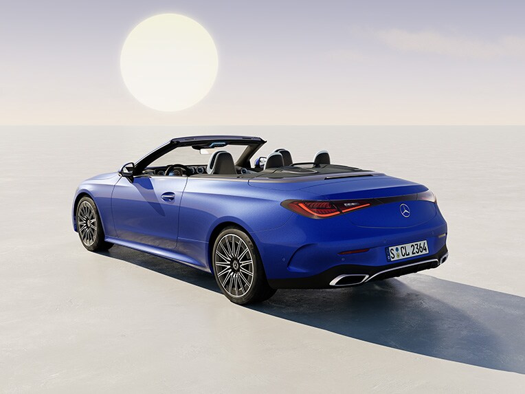 Das CLE Cabriolet von Mercedes-Benz in einer seitlichen Heckansicht.