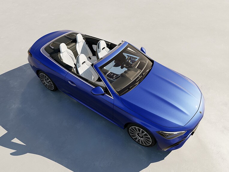 Das CLE Cabriolet von Mercedes-Benz in einer Vogelperspektive.
