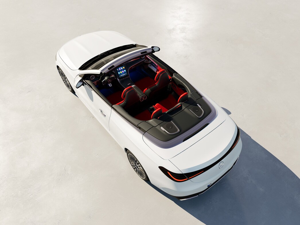 Das Mercedes-Benz CLE Cabriolet mit offenem Verdeck in einer Dachansicht.