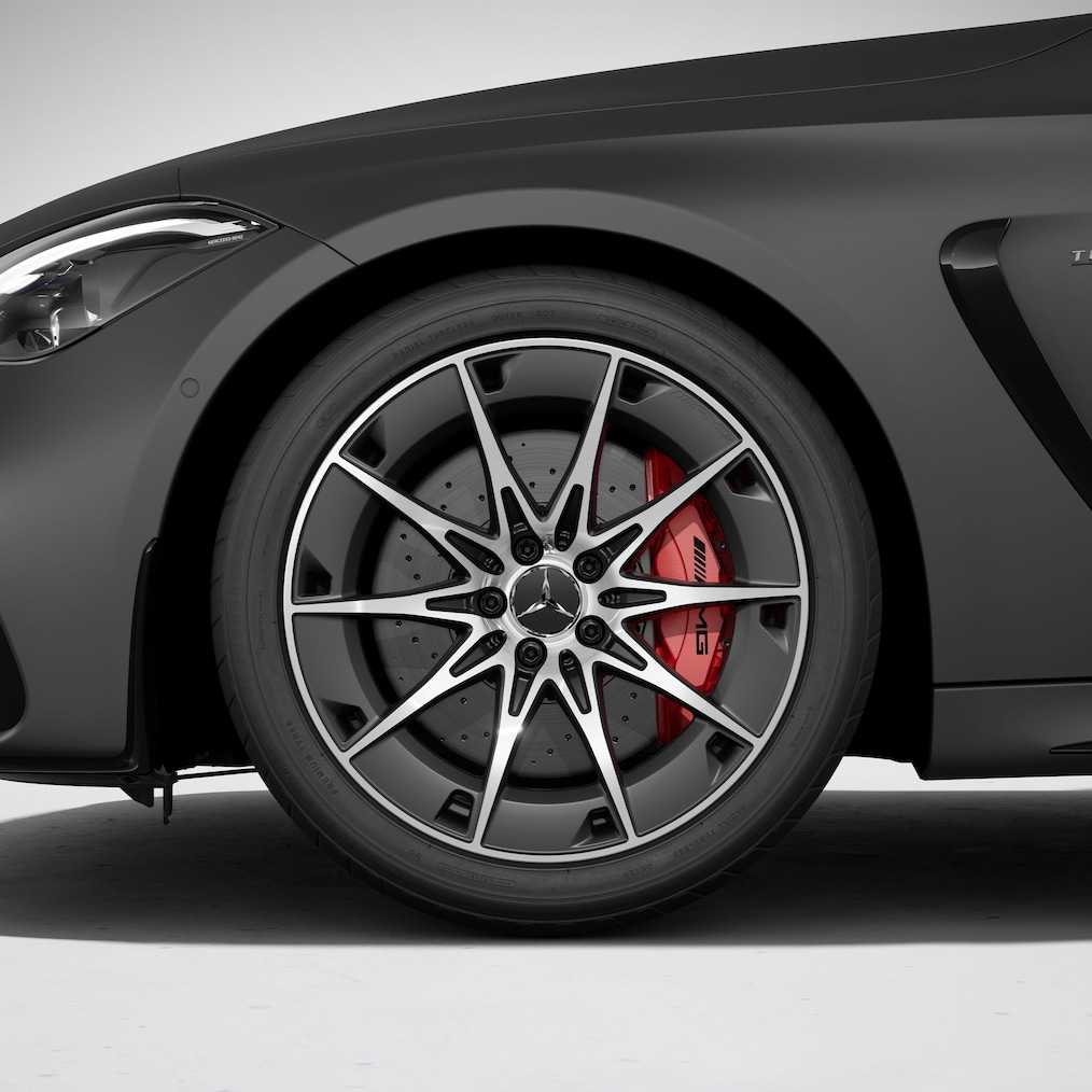 Dynamischer Blick auf das Mercedes-AMG CLE 53 4MATIC+ Coupé (Fahraufnahme).