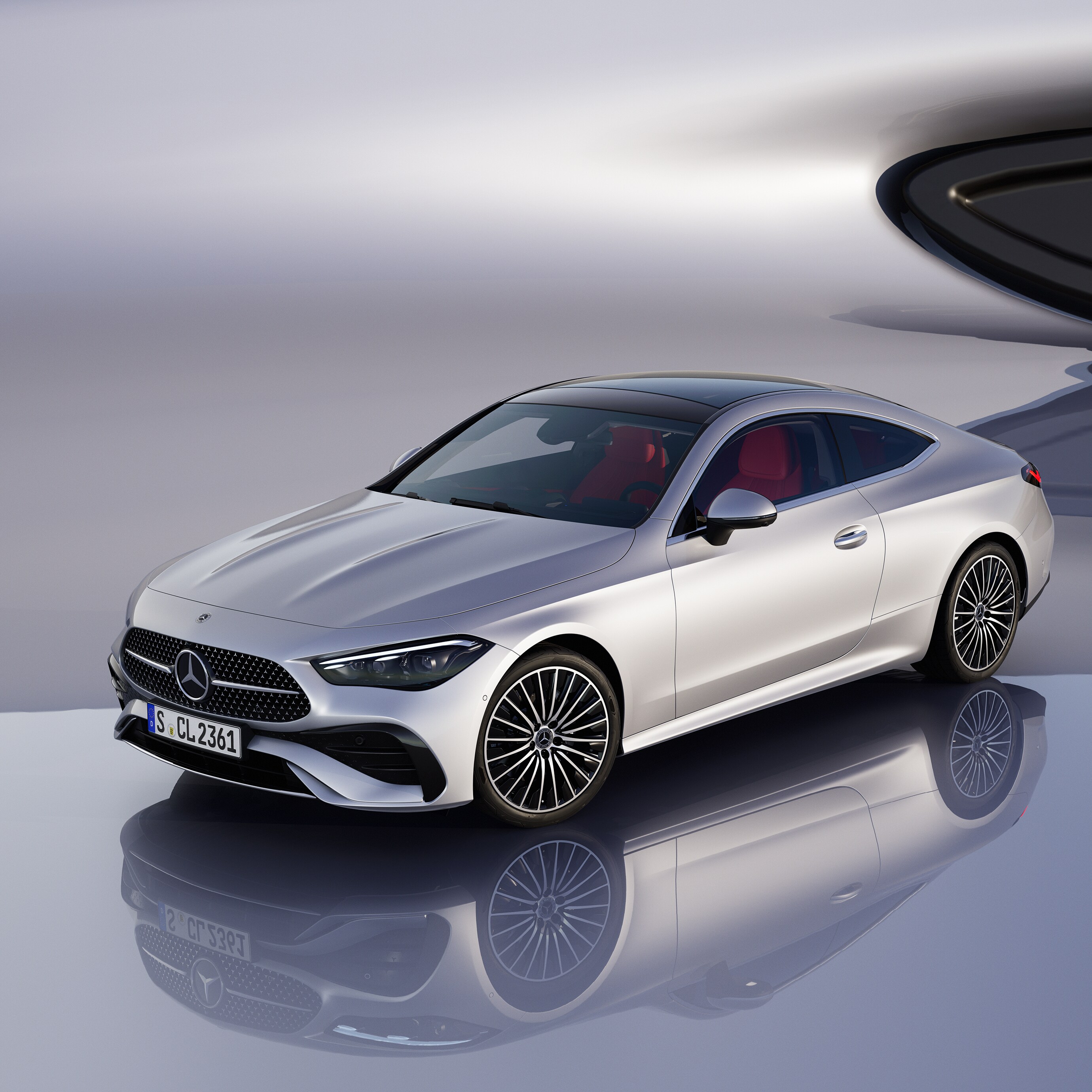 Das Mercedes-Benz CLE Coupé vor einem hellen Hintergrund. Das Fahrzeug spiegelt sich im Boden.