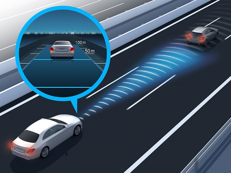 Eine Veranschaulichung des aktiven Abstands-Assistenten mit DISTRONIC im Mercedes-Benz CLS.