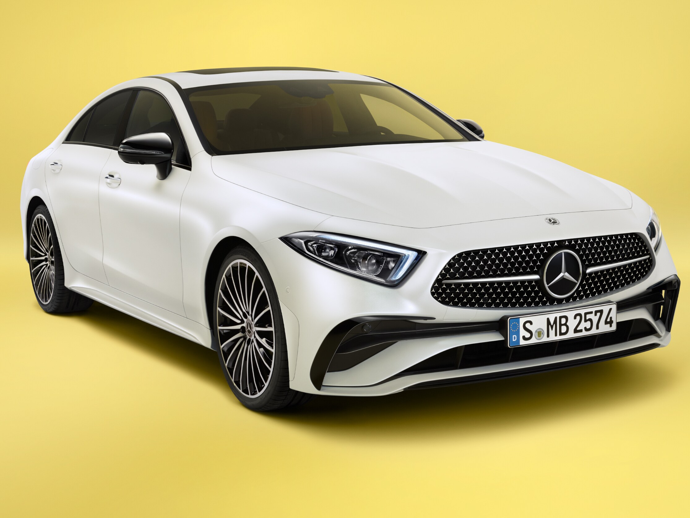 Ein weißer CLS auf gelbem Grund.