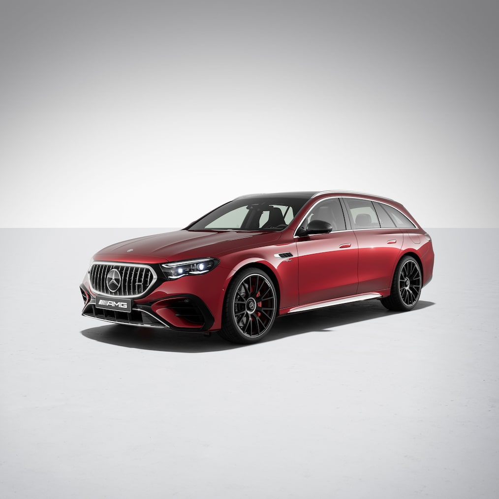 Frontale Seitenansicht des Mercedes-AMG E 53 HYBRID 4MATIC+ T-Modells mit AMG Night-Paket I & II.
