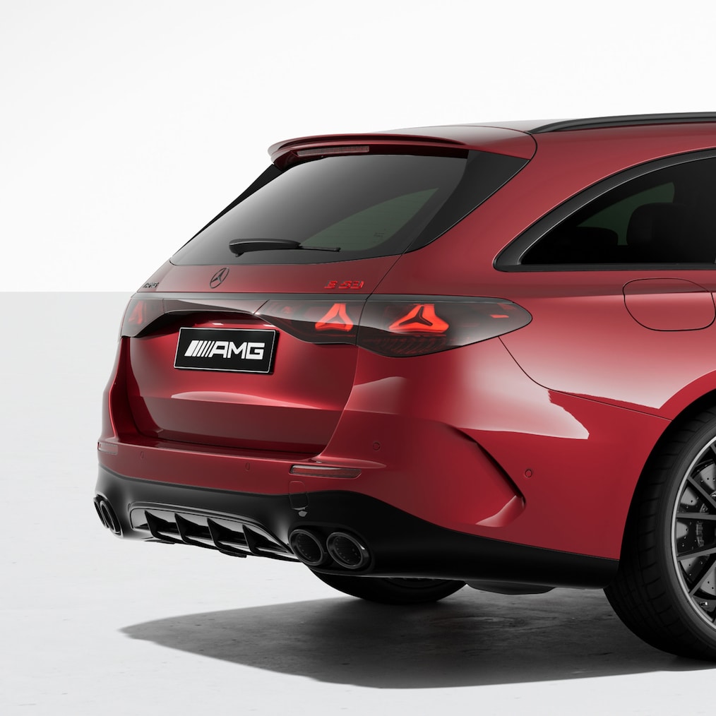 Frontale Seitenansicht des Mercedes-AMG E 53 HYBRID 4MATIC+ T-Modells mit AMG Night-Paket I & II.