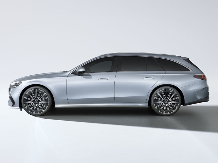 Ein silbernes Mercedes-Benz E-Klasse T-Modell in einer Seitenansicht.