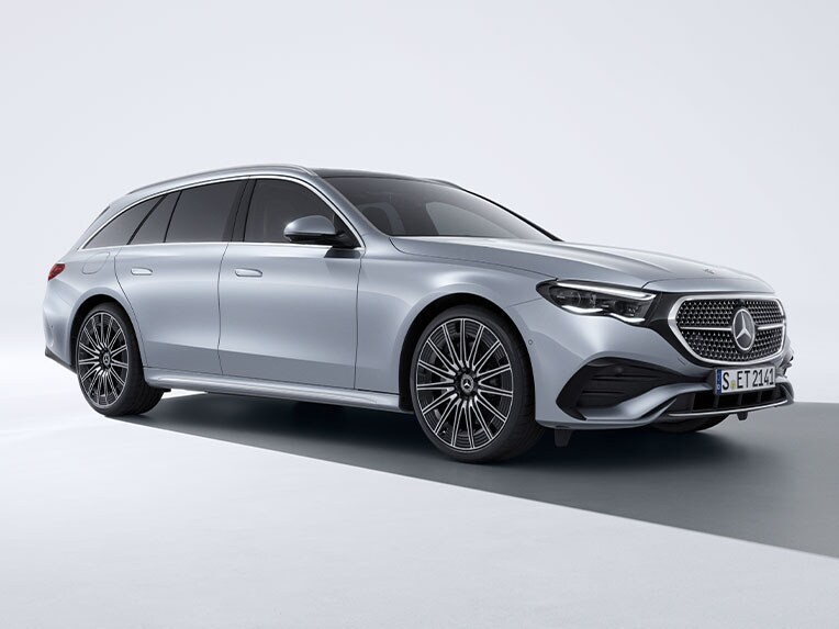 Ein silbernes Mercedes-Benz E-Klasse T-Modell in einer seitlichen Frontansicht.