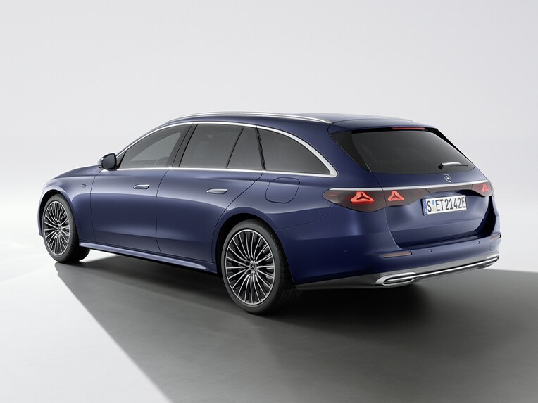 Ein blaues Mercedes-Benz E-Klasse T-Modell in einer seitlichen Heckansicht.