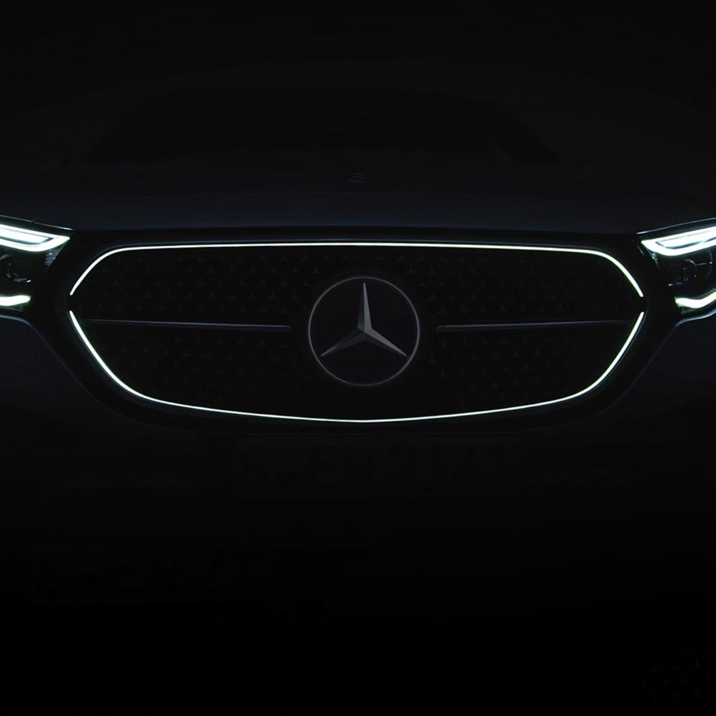 Die beleuchtete Kühlerverkleidung des Mercedes-Benz E-Klasse T-Modells.