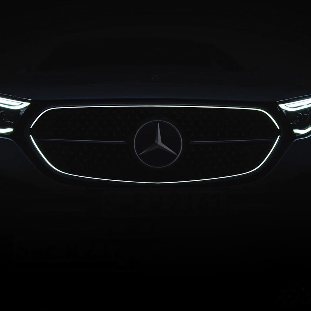 Die beleuchtete Kühlerverkleidung des Mercedes-Benz E-Klasse T-Modells.