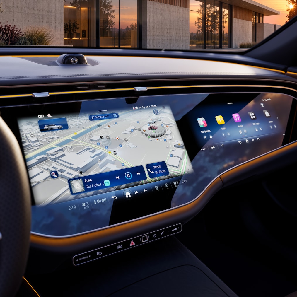 Ein Blick auf das MBUX Superscreen Zentraldisplay im Mercedes-Benz E-Klasse T-Modell.