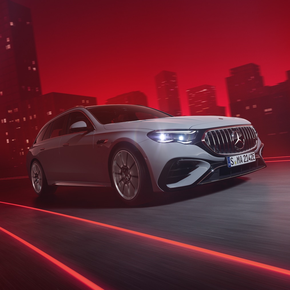 Dynamische frontale Seitenansicht des Mercedes-AMG E 53 HYBRID 4MATIC+ (Fahraufnahme).